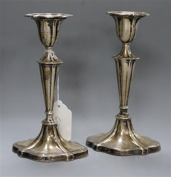 A pair of late Victorian silver candlesticks, Hawksworth, Eyre & Co, Sheffield, 1899, 18.2cm.